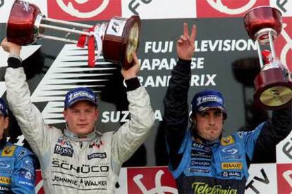 Raikkonen  y Alonso celebran el resultado en el podio.