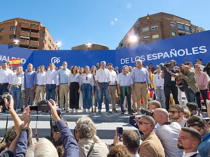 Foto de familia del PP durante la manifestación organizada por el partido, en la plaza de Felipe II, el pasado 24 de septiembre de 2023, en Madrid.