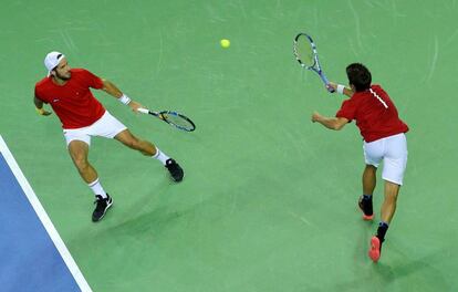 Feliciano y Marc L&oacute;pez durante el partido contra Mergea y Tecau en Cluj. 