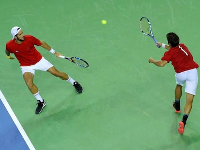 Feliciano y Marc L&oacute;pez durante el partido contra Mergea y Tecau en Cluj. 