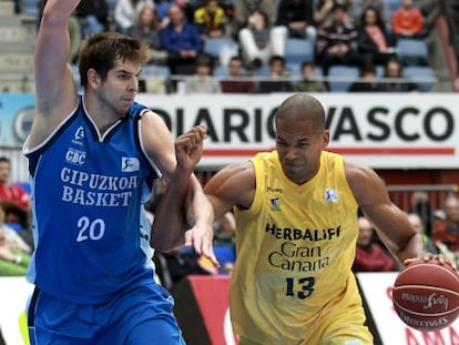 Ioann Iarochevitch defiende a ante el jugador del Gran Canaria, Eulis Báez.