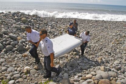 Hallados restos de un avión en una isla del océano Índico que podrían pertenecer al vuelo MH370 de Malaysia Airlines que desapareció en marzo 2014, cuando cubría una ruta entre Kuala Lumpur y Pekín con 239 personas a bordo.