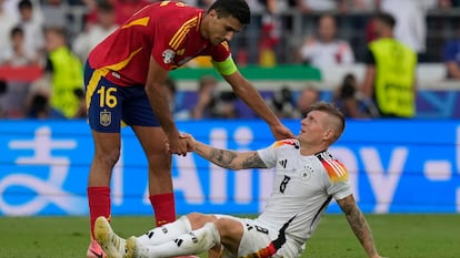 Rodril le da la mano a Toni Kroos durante el partido de cuartos de la Eurocopa entre España y Alemania.