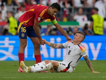 Rodril le da la mano a Toni Kroos durante el partido de cuartos de la Eurocopa entre España y Alemania.