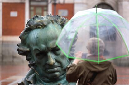 Una mujer ante una escultura de los Goya, en las calles de Valladolid.