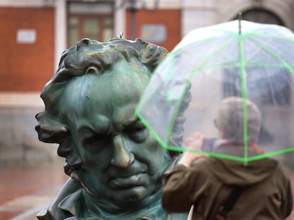 Una mujer ante una escultura de los Goya, en las calles de Valladolid.