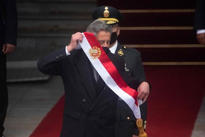 El presidente saliente Francisco Sagasti entrega la banda presidencial al llegar al Congreso de Perú.