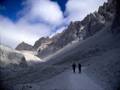 El Naranco de Bulnes, en Asturias, es uno de los lugares más remotos de España. Este pico es todo un reto para los amantes de la escalada por la elevada dificultad para llegar a la cumbre (2.519 metros). Pero alcanzar la cima es garantía de descanso (no hay cobertura).