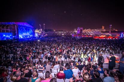 Los DJs del Ochoymedio fueron los últimos en poner sonido a un festival que ya está entre los imperdibles de la temporada de verano. "Hacer mucho, o lo mejor, con menos", según el director. 2,5 millones de euros es el presupuesto del Low Festival, que ya se equipara a otros eventos con cartel y afluencia similar, pero con presupuestos hasta tres veces mayores. El público volverá el año que viene, la dirección ya está trabajando para ello: "Aunque después del éxito de este año, va a ser difícil mejorar". En la imagen, el escenario Budweiser durante la actuación de Vetusta Morla. 