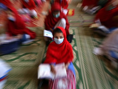 Estudiantes con mascarilla en el primer día de escuela primaria, el pasado uno de febrero, después de la reanudación de las clases en Peshawar, Pakistán.