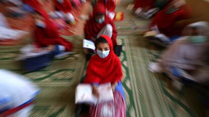 Estudiantes con mascarilla en el primer día de escuela primaria, el pasado uno de febrero, después de la reanudación de las clases en Peshawar, Pakistán.