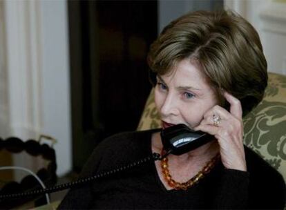 Laura Bush habla por teléfono con Michelle Obama.