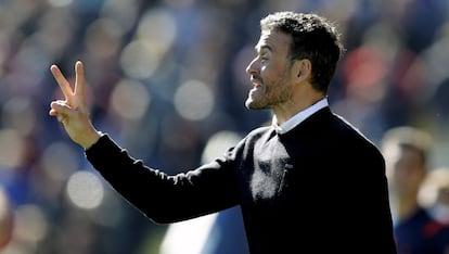 Luis Enrique da instrucciones al equipo en un partido.