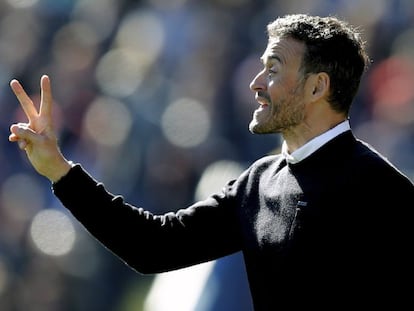 Luis Enrique da instrucciones al equipo en un partido.