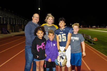 Álex González con la familia de Wisconsin con la que está de acogida.