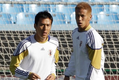 Hasebe, a la izquierda, se entrena junto a Honda.