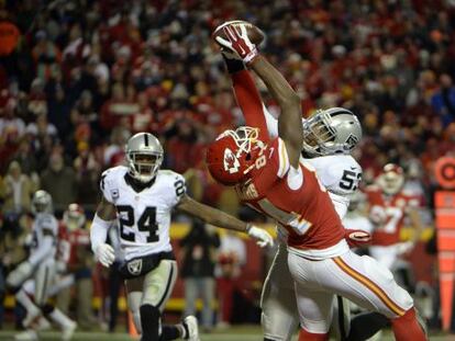 El jugador de los Kansas City Chiefs Demetrius Harris intercepta un pase de touchdown ante los Oakland Riders.