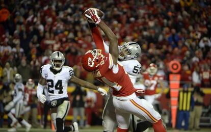 El jugador de los Kansas City Chiefs Demetrius Harris intercepta un pase de touchdown ante los Oakland Riders.