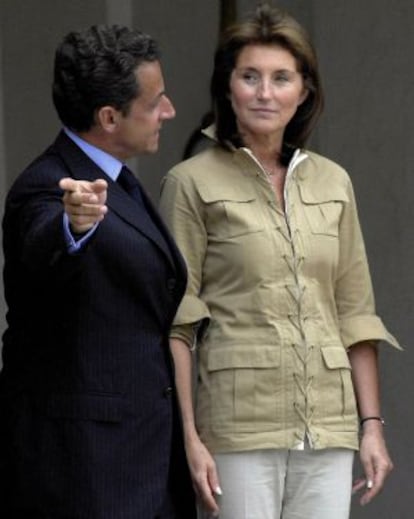 EN 2007, Nicolas Sarkozy, entonces presidente francés, junto a Cecilia, todavía como marido y mujer.