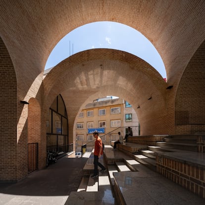 Gradas en el interior de la Estación Jahad en Teherán, levantada con ladrillos artesanales.