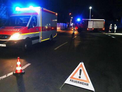 Equips d'emergència, aquest dilluns a Wurzburg, prop del tren en què un jove afganès ha atacat els passatgers.