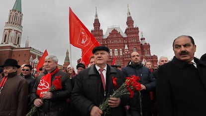 Miembros del Partido Comunista, en el Mausoleo de Lenin en Mosc&uacute;, este domingo.