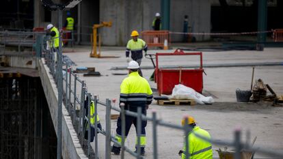 Trabajadores en una obra pública en Santiago de Compostela en abril.