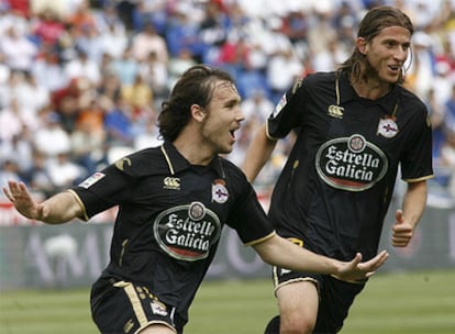 Verdú (delante) celebra uno de los goles conseguidos frente al Recre, con el brasileño Filipe Luis detrás.