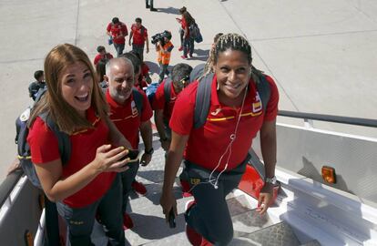 Eli Pinedo y Marta Mangué en el avión antes de partir a Río.