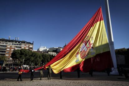 Izado de la bandera de España en la plaza de Colón de Madrid.