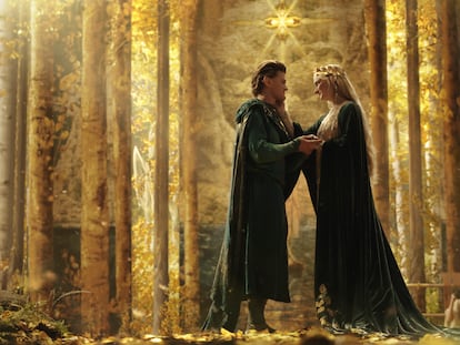 Robert Aramayo como Elrond y Morfydd Clark como Galadriel, en 'El señor de los anillos: los anillos de poder'.