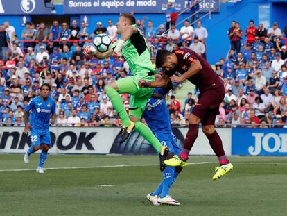 Su&aacute;rez choca con Guaita durante el partido.