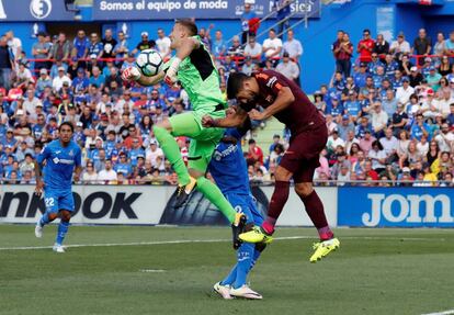 Suárez choca con Guaita durante el partido.