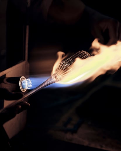 Todas las piezas de cristal de la colección, incluidos los tres grandes jarrones, se soplaron de manera tradicional en el taller del Veneto del maestro vidriero italiano Massimo Lunardon.