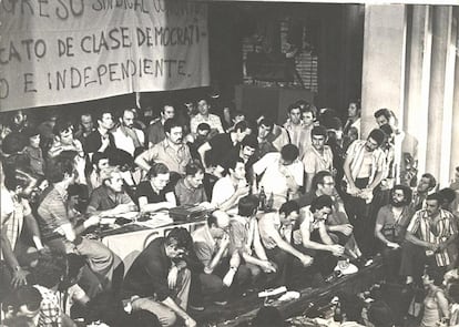 Los sindicatos volvieron a ser un actor crucial durante la transición a la democracia en España. En la imagen, la primera Asamblea General de Comisiones Obreras, en Barcelona, en julio de 1976. En el centro, Marcelino Camacho y Nicolás Sartorius.