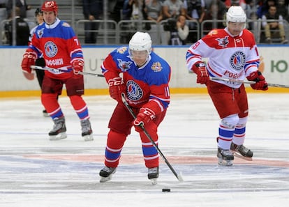 El presidente ruso, Vladímir Putin demuestra su habilidad jugando al jockey durante la Noche de jockey sobre hielo en Sochi, Rusia.