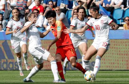Las jugadoras de la selección española, Patri Guijarro y Jennifer Hermoso, le disputan el balón a Wang Shanshan.