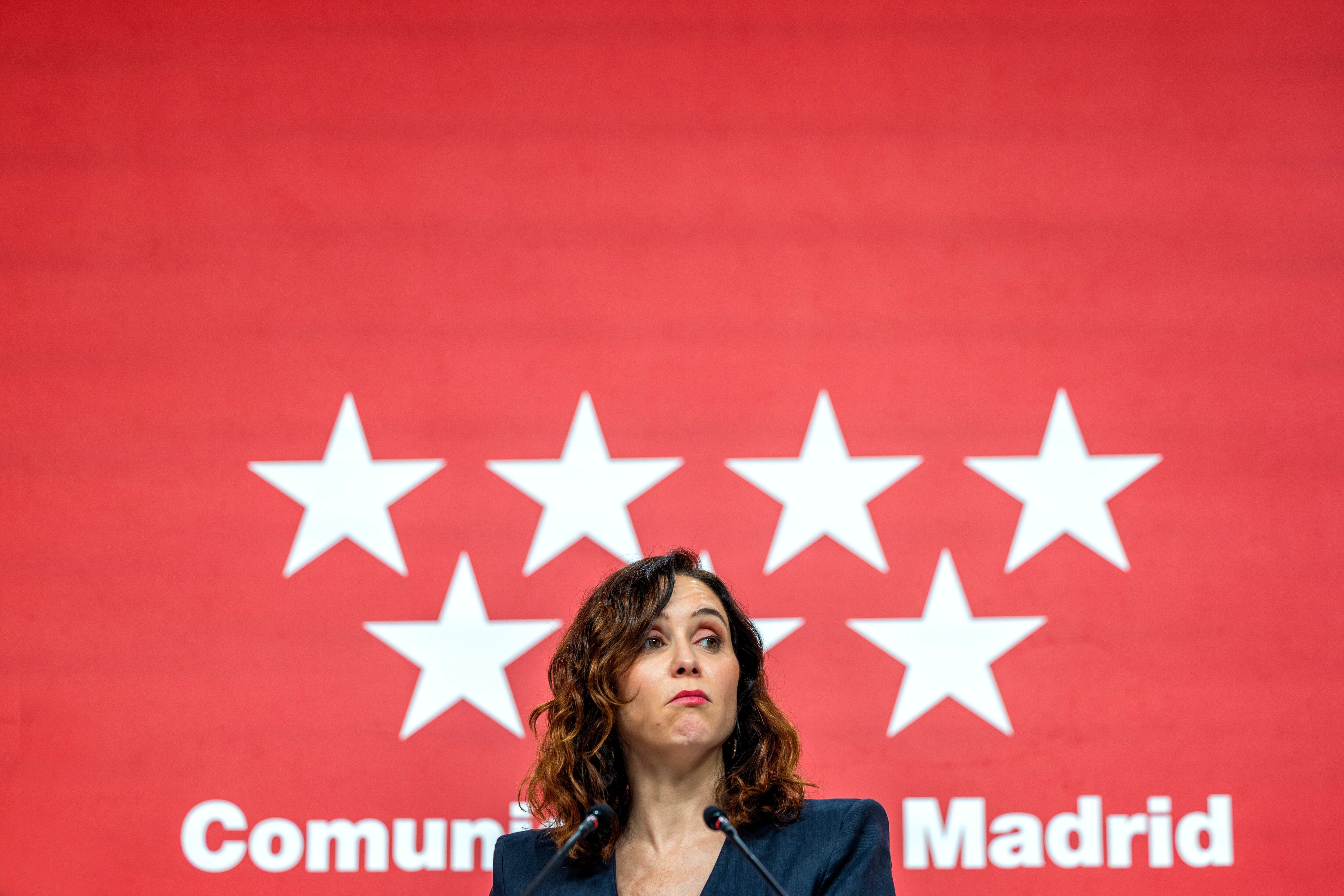 Ayuso dibuja un Madrid de éxito pese al “asedio” de un Sánchez que corta el agua, la luz y los trenes