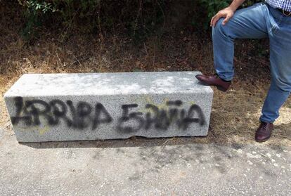 Yash Paul en la curva del Esparragal, junto al banco situado frente al monolito que recuerda a su bisabuela y a las otras dos mujeres allí asesinadas en 1936.