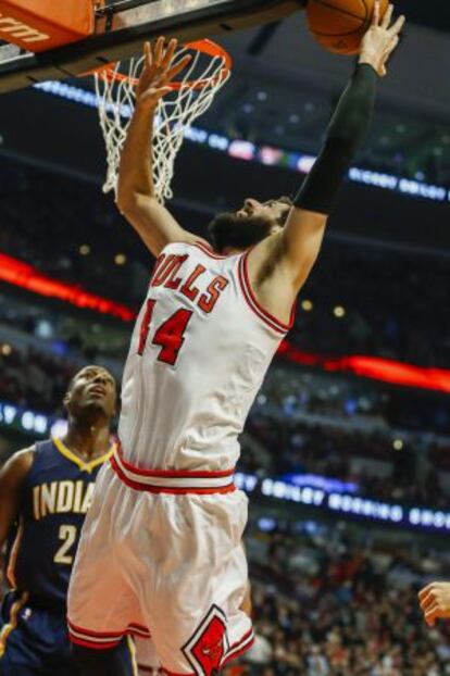 Nikola Mirotic, de los Bulls intenta convertir una cesta ante Ian Mahinmi de Pacers.