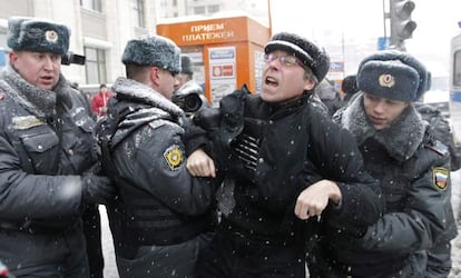 La polic&iacute;a rusa detiene a un manifestante frente a la Duma.