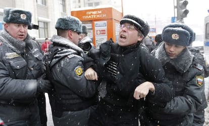 La policía rusa detiene a un manifestante frente a la Duma.