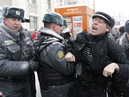 La polic&iacute;a rusa detiene a un manifestante frente a la Duma.