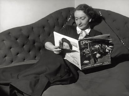 La escritora italiana Alba de Céspedes, fotografiada en su casa de Roma mientras hojea una revista, el 23 de febrero de 1955.