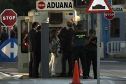 Efectivos de la Guardia Civil en la frontera en la Línea de la Concepción (Cádiz)