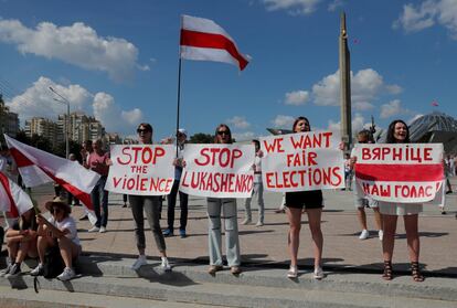 Manifestantes opositores muestran carteles con consignas en contra del Gobierno de Lukashenko, el pasado agosto.