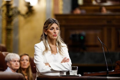 Yolanda Díaz espera que se terminen los gritos de los diputados populares durante su intervención en el Congreso, este miércoles.