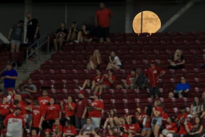 Vista de la Luna a través del marcador de un partido de béisbol, en Cincinnati (Ohio).