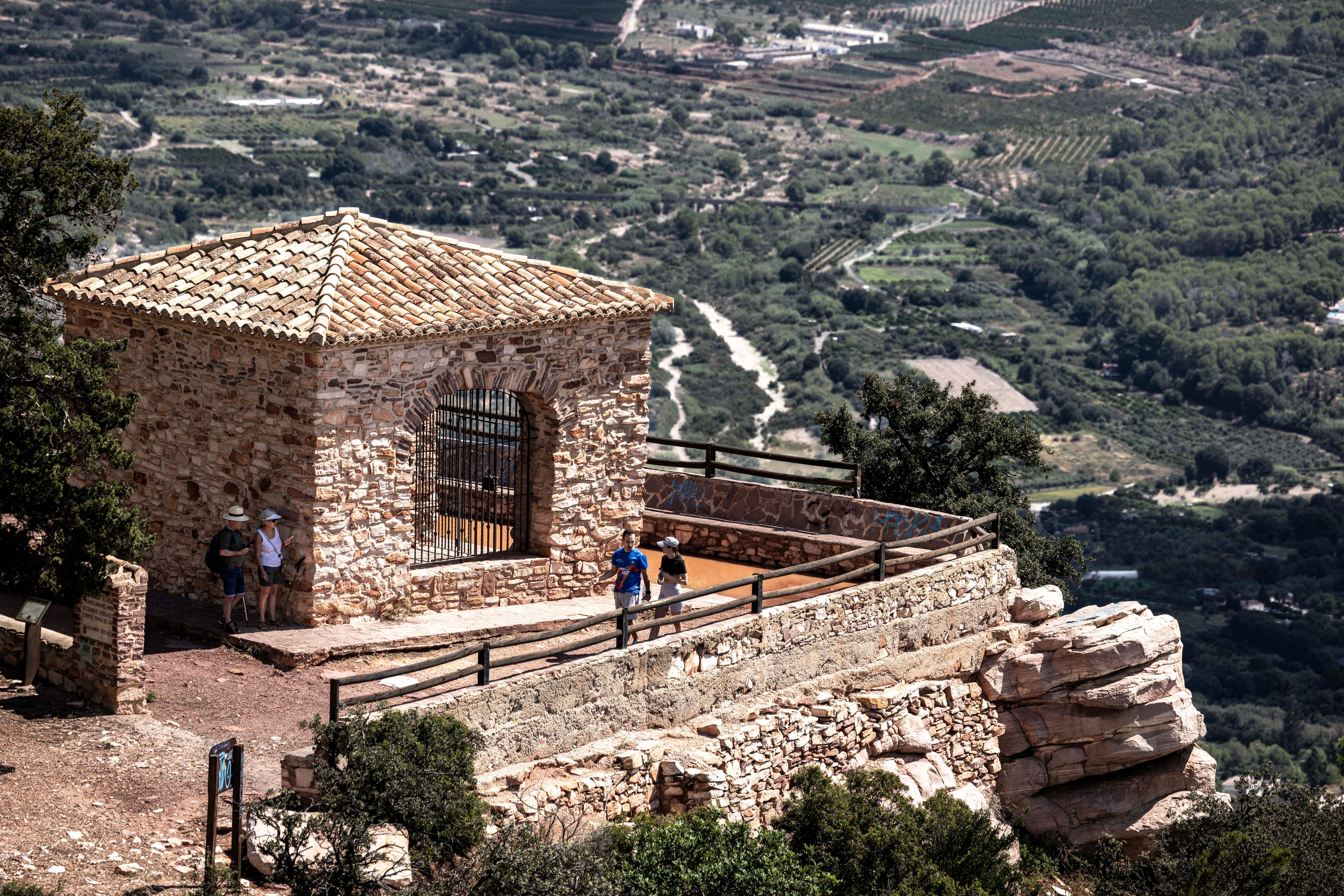 La ermita de la Santa Creu, en el pico del Garbí, en el municipio de Estivella (Valencia) el pasado viernes. 