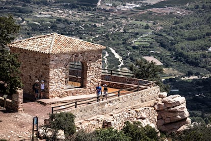 La ermita de la Santa Creu, en el pico del Garbí, en el municipio de Estivella (Valencia)